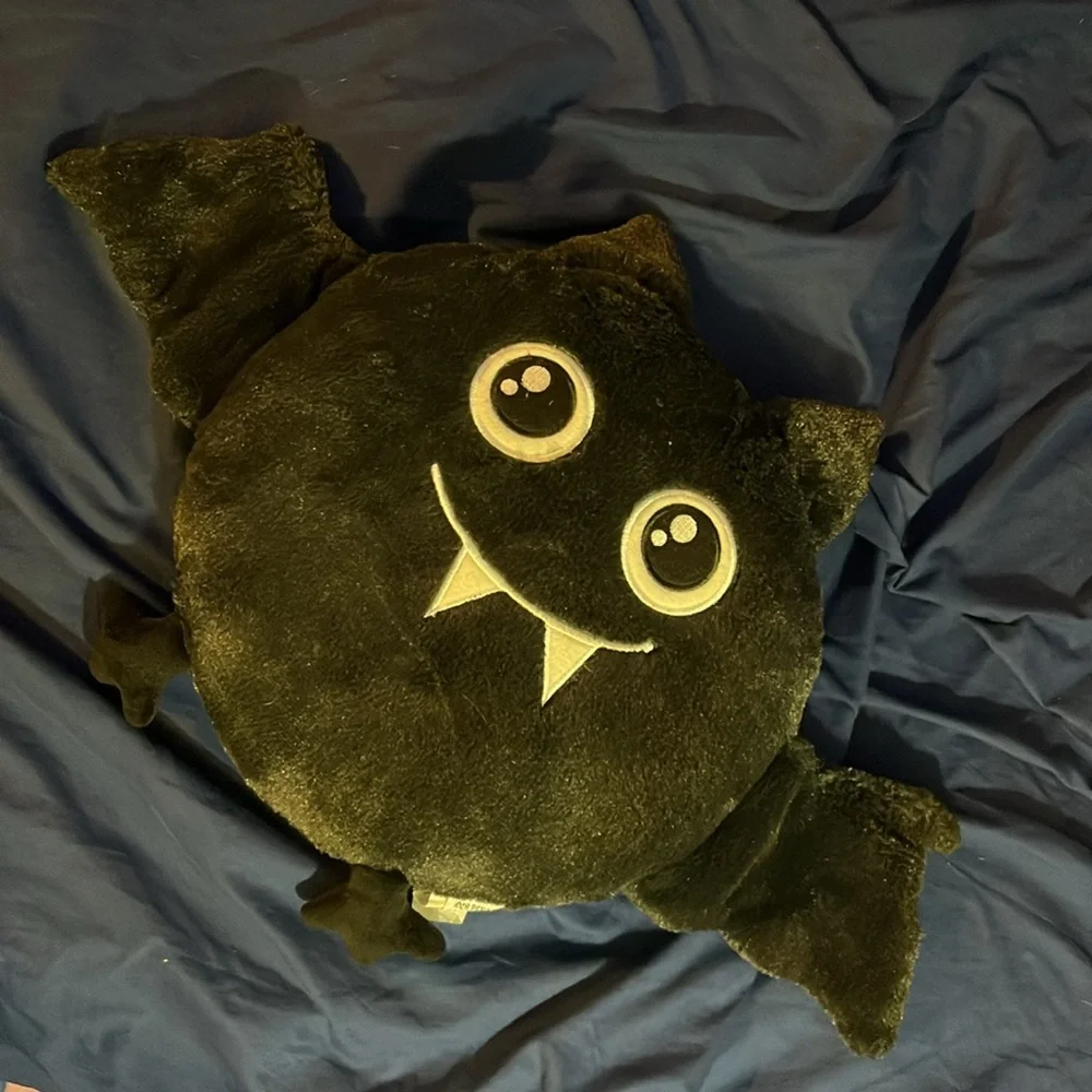 Bat throw pillow *FIRM PRICE*